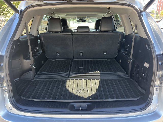Used 2018 Toyota Highlander XLE AWD/4WD image 23