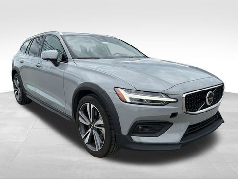 Used 2025 Volvo V60 B5 Cross Country Plus AWD/4WD image 5