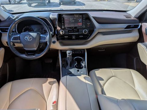 Used 2020 Toyota Highlander XLE image 28