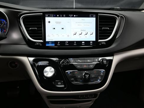 Used 2024 Chrysler Pacifica Touring-L FWD image 39