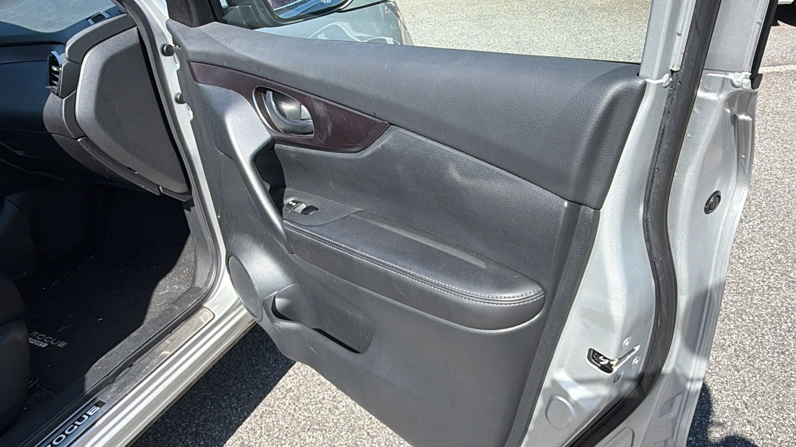 Used 2022 Nissan Rogue Sport S FWD image 18