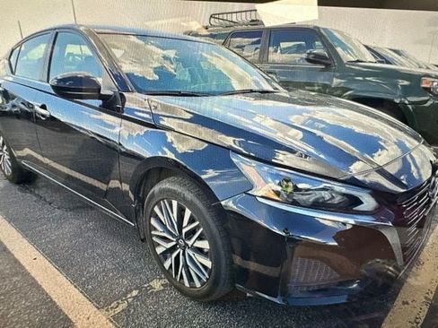 Used 2023 Nissan Altima 2.5 SV AWD/4WD image 1