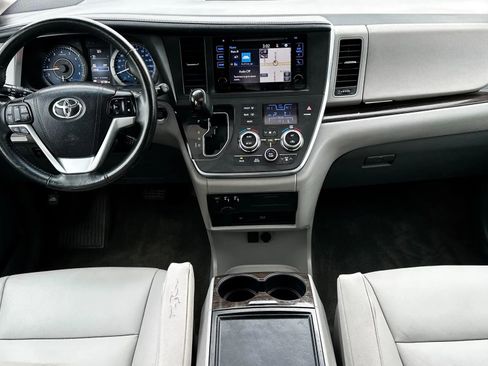 Used 2017 Toyota Sienna XLE Premium image 9