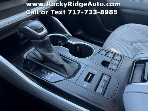 Used 2023 Toyota Highlander LE AWD/4WD image 12
