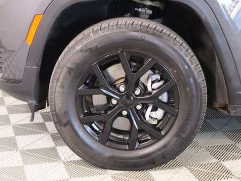 Used 2025 Jeep Grand Cherokee L Altitude AWD/4WD image 19