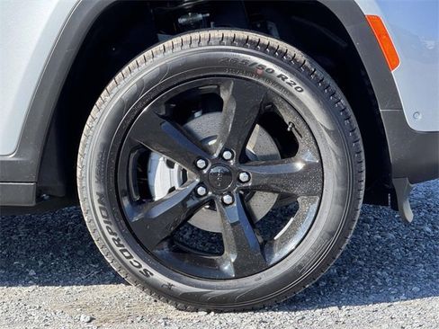 New 2025 Jeep Grand Cherokee Limited w/ Luxury Tech Group II image 24