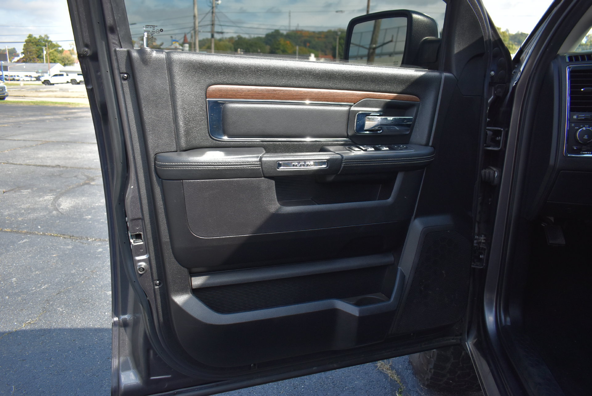 Used 2016 RAM 1500 Laramie AWD/4WD image 11