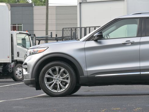 Used 2022 Ford Explorer Limited AWD/4WD image 5