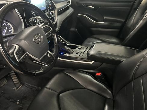 Used 2022 Toyota Highlander XLE AWD/4WD image 10