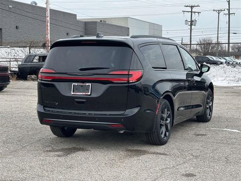 New 2026 Chrysler Pacifica Select image 3