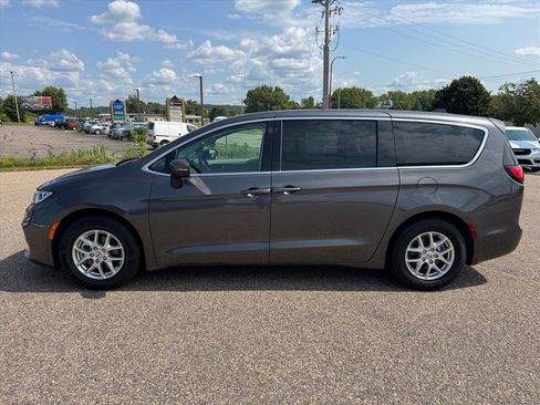 Used 2023 Chrysler Pacifica Touring-L FWD image 2