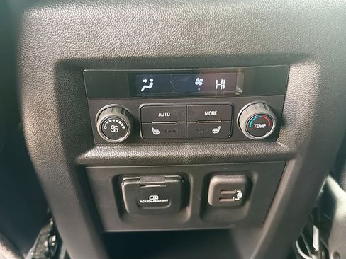 Used 2023 Chevrolet Traverse Premier image 21