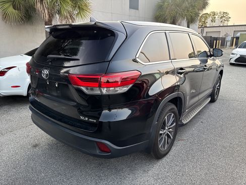 Used 2019 Toyota Highlander XLE AWD/4WD image 4