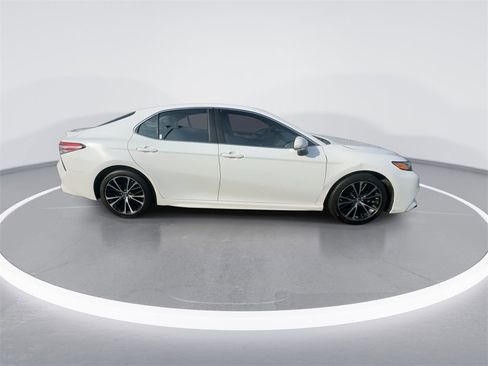 Used 2018 Toyota Camry SE image 9