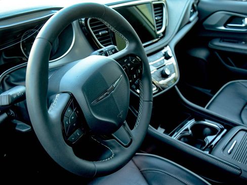 Used 2025 Chrysler Pacifica Limited FWD image 10