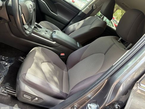 Used 2025 Toyota Highlander LE FWD image 38