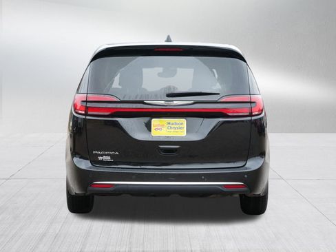 Certified 2024 Chrysler Pacifica Touring-L image 6