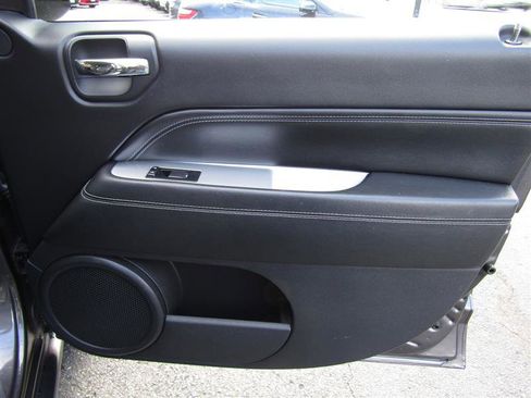 Used 2017 Jeep Compass Latitude image 30