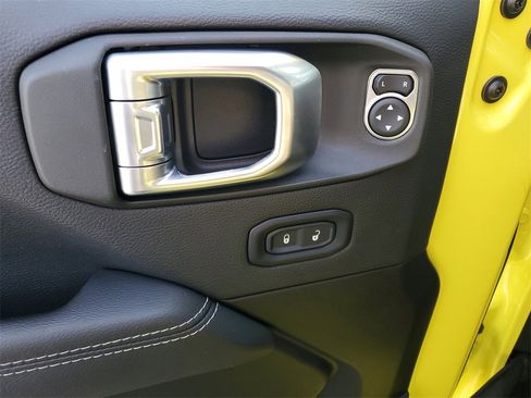 Used 2022 Jeep Wrangler Unlimited Sahara image 9