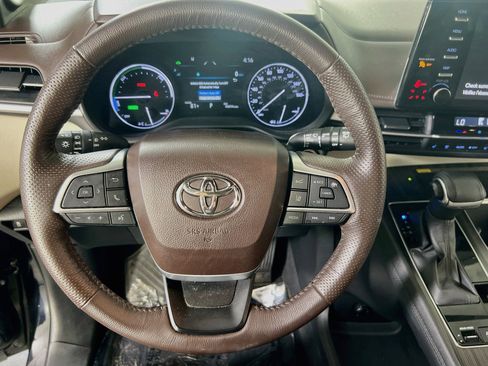 Used 2023 Toyota Sienna Platinum AWD/4WD image 11