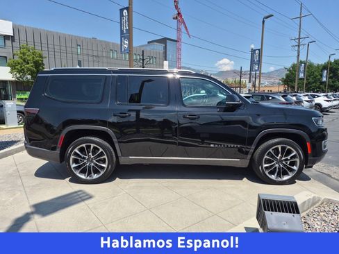Used 2022 Jeep Wagoneer Series III w/ Premium Group I AWD/4WD image 2