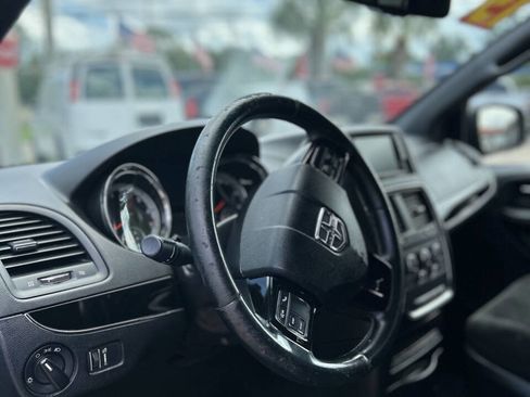 Used 2015 Dodge Grand Caravan SE image 9