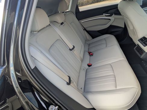 Used 2024 Audi Q8 e-tron Premium Plus w/ Premium Plus Package image 29