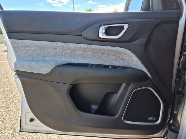 Used 2024 Jeep Compass Latitude w/ Sun and Sound Group AWD/4WD image 6