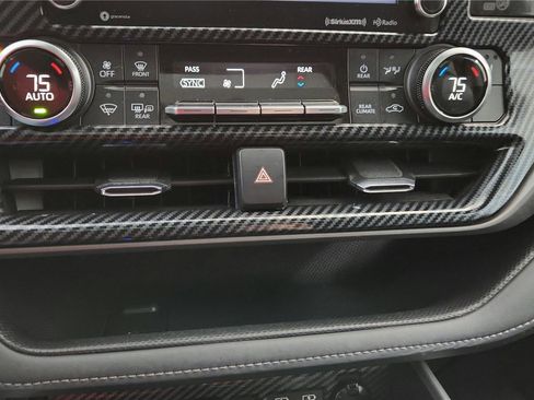 Certified 2022 Toyota Highlander XLE image 44