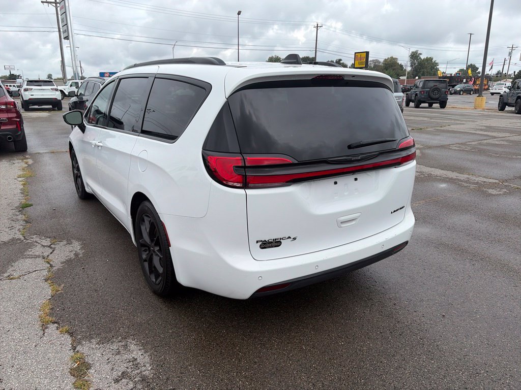Used 2025 Chrysler Pacifica Limited FWD image 4