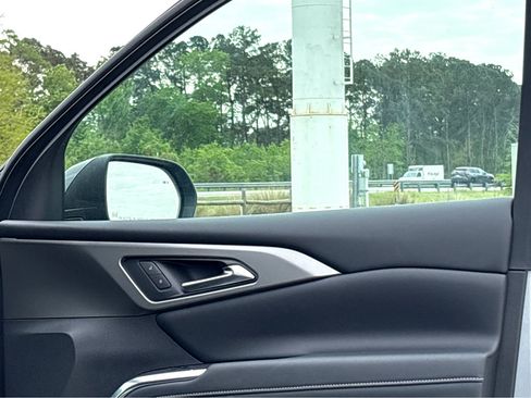 Used 2026 Chevrolet Traverse LT w/ Sun and Wheel Package image 16