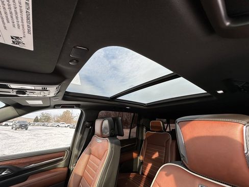 Used 2023 GMC Yukon XL Denali Ultimate image 3