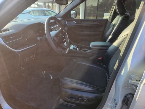 Used 2023 Jeep Grand Cherokee Altitude RWD image 11