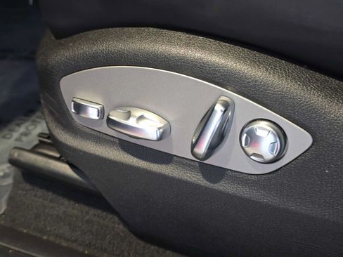 Used 2025 Porsche Macan AWD/4WD image 25