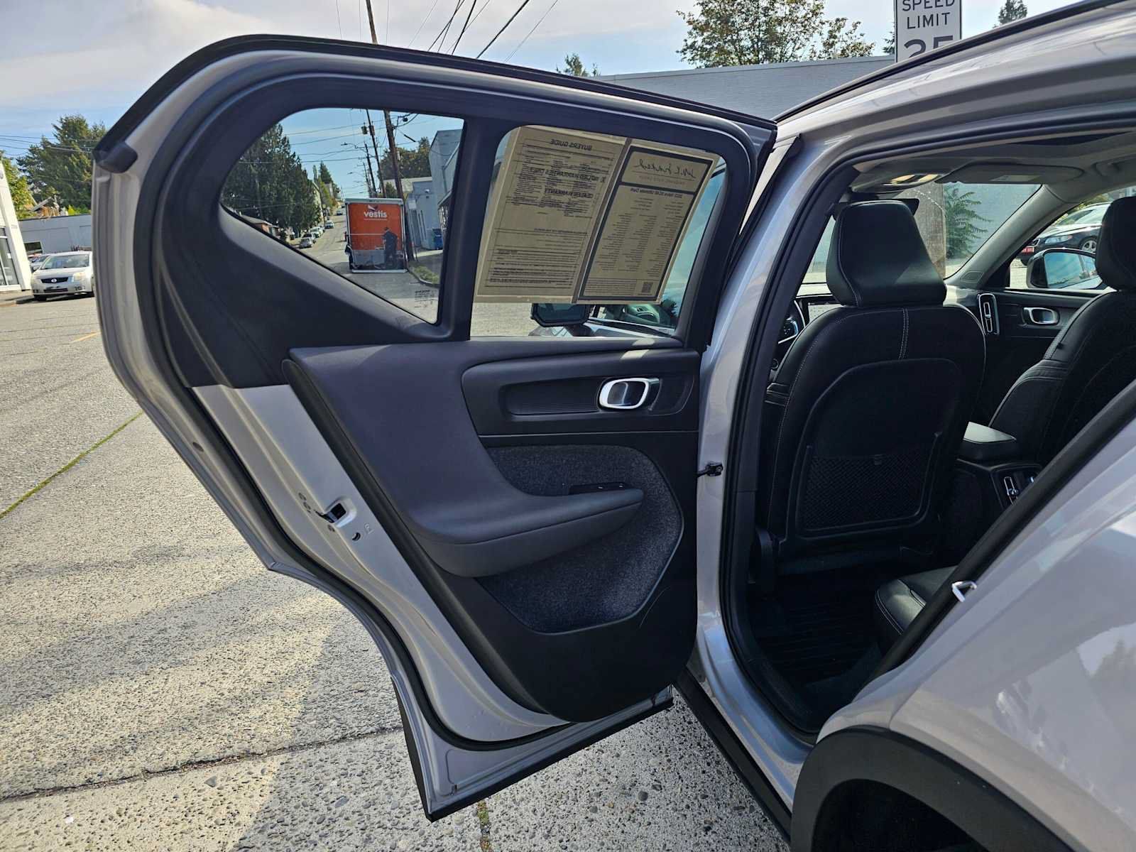 Used 2023 Volvo XC40 B5 Ultimate w/ Protection Package Premier AWD/4WD image 17