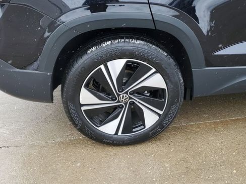 Used 2025 Volkswagen Taos SE image 5