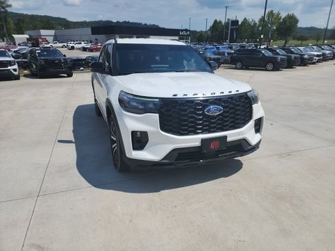 Used 2025 Ford Explorer ST-Line AWD/4WD image 2