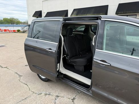 Used 2019 Chrysler Pacifica Touring Plus w/ Tire & Wheel Group FWD image 26