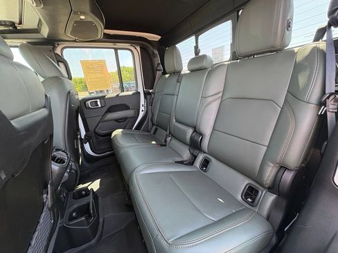Used 2025 Jeep Gladiator Mojave AWD/4WD image 25