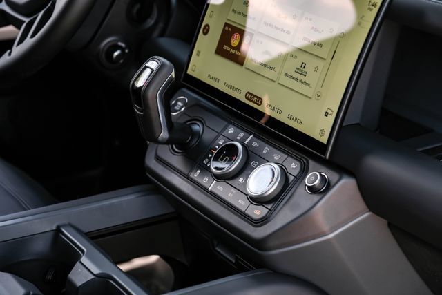 New 2026 Land Rover Defender 110 X-Dynamic SE AWD/4WD image 34