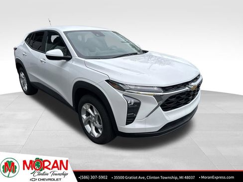 Certified 2025 Chevrolet Trax LS w/ LS Convenience Package FWD image 2
