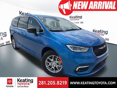 Used 2026 Chrysler Pacifica Select