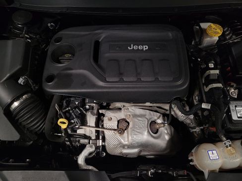 Used 2019 Jeep Cherokee Limited w/ Technology Group FWD image 30