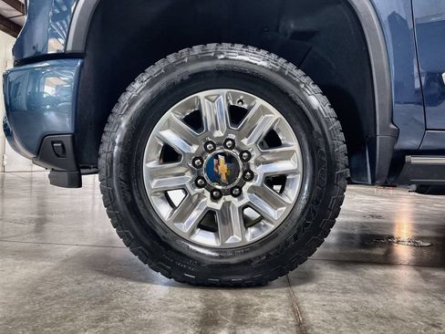 Used 2024 Chevrolet Silverado 2500 High Country w/ Technology Package AWD/4WD image 11