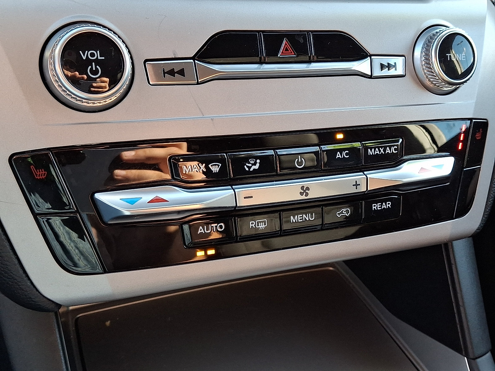 Used 2023 Ford Explorer XLT AWD/4WD image 16