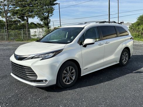 Used 2021 Toyota Sienna XLE w/ XLE Plus Package FWD image 4