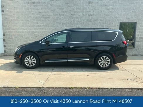 Used 2017 Chrysler Pacifica Touring-L FWD image 6