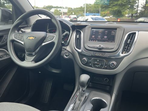 Used 2024 Chevrolet Equinox LS w/ LS Convenience Package FWD image 3