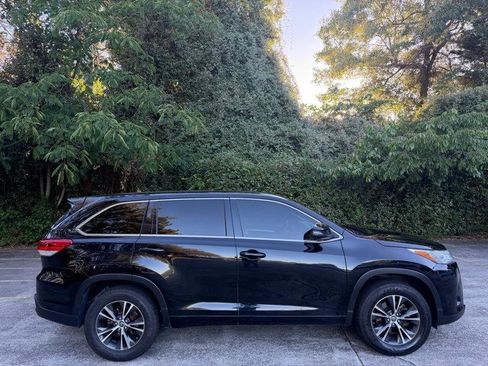 Used 2018 Toyota Highlander LE FWD image 13