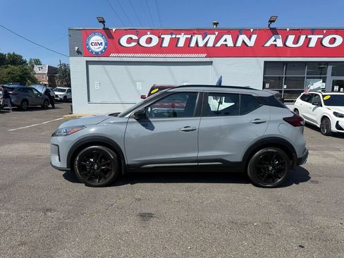 Used 2022 Nissan Kicks SR w/ Premium Package FWD image 9